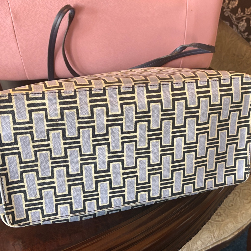 Kate Spade Stylish Geometric Patterned Tote Bag with matching wristlet - Picture 11 of 13